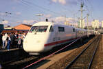 ICE-Vorserienzug der DB auf den Gleisen des Stuttgarter Hauptbahnhofs.