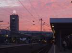 Der Stuttgarter Hbf in einem wunderschnen Abendrot, das bis hin zu einem lila Farbton weit in den Himmel hinein von den Wolken getragen wird...