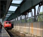 Gleis 16 - 

Durch das Fehlen des Südflügels hat das Gleis 16 einen anderen Charakter bekommen. Gut erkennbar das Hilfstragwerk für das Bahnsteigdach und der verbogenen Bereich in Bildmitte. 

Stuttgart Hauptbahnhof, 15.06.2012 (M)