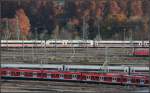 Eine kommt von unten, die anderen bleiben oben - 

Drei Bahnen im Vorfeld des Stuttgarter Hauptbahnhofes. 

14.11.2011 (M)