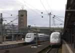 Neueste Schienenfahrzeuge trafen sich am 11.2.2014 im Hauptbahnhof Stuttgart.
Rechts steht der neue Velaro ICE 407017 am Bahnsteig. Links daneben steht abfahrbereit nach Paris Est der Doppelstock TGV der SNCF 4721.