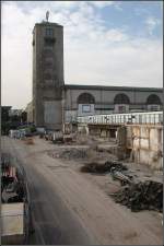 . Der amputierte Bonatzbau -

Blick vom Zugangsteg zum Bahnhofsturm mit fehlendem Südflügel.

Stuttgart Hbf, 18.04.2014 (Matthias)