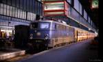 Blaue 110233 vor Eurocity 86 Schwabenland am 3.3.1989 um 10.18 Uhr auf Gleis 5  im Hauptbahnhof Stuttgart.