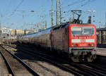 DB: Impressionen des Bahnhofs Stuttgart Hbf vom 3. Dezember 2016.
Besondere Beachtung gilt den E-Loks der BR 143 an beiden Enden.
Foto: Walter Ruetsch