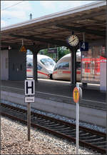 ICE-Durchfahrt -

... im Bahnhof Stuttgart-Bad Cannstatt. Meine Position beim Warten auf die S-Bahn ermöglicht immer wieder durchfahrende Züge im Durchblick aufzunehmen.

21.07.2017 (M)