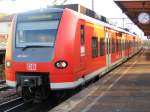 Triebwagen 425 814 - 1 im Bahnhof Stuttgart-Untertrkheim zur Fahrt nach Kornwestheim (16.11.2012). Die nur selten vom Personenverkehr befahrene Strecke fhrt ber die Viadukte von Stuttgart-Mnster und Stuttgart-Zazenhausen. 