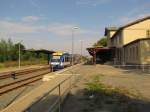 Der Bahnsteig 1 mit dem HEX 80153 nach Magedeburg Hbf, am 16.09.2014 in Thale Hbf.