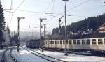 Am Neujahrstag 1975 fährt eine 139 aus dem noch mit Formsignalen ausgestatteten Bahnhof Titisee in Richtung Freiburg aus