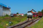 Whrend auf der Ladestrasse hinter der Lok Johanna die Wagen mit Rundhlzern beladen werden, fhrt auf dem Hauptgleis VT 564 der Mrkischen Regiobahn in Richtung Pasewalk. - 28.06.2011
