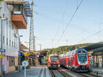 Am sonnigen Morgen des 9.8.22 warteten 440 042 und 445 069 in Treuchtlingen unter dem mächtigen Stellwerk auf ihre nächsten Einsätze.