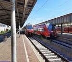 26. August 2022, Trier Hbf: Abfahrbereit sind der RE nach Luxemburg der CLN, gekommen mit dem RE 1 aus Koblenz, und der RB nach Perl an der Obermosel. Die Strecke führt weiter nach Lothringen (Frankreich).