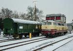 218 105 der NESA und ein Wohnwerkstattwagen der EFZ in Tübingen abgestellt am 8.1.2017.