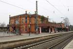 Blick auf das Hauptgebäude des Hundertwasserbahnhofs Uelzen aus der Sicht von Gleis 102.