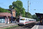 Ein ICE 1 rauscht durch den Hundertwasser Banhof Uelzen.