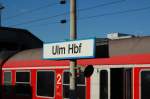  Verehrte Fahrgste, willkommen in Ulm HBF...  - diese Aussage verdeutlicht das Schild, aber noch schn erhalten im alten Look...Ulm, den 30.07.07.