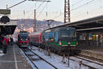 Am 17.12.2022 begegnen sich 193 243 mit IRE 200 nach Wendlingen und 644 041 als RE55 nach Donaueschingen im klirrend kalten Ulmer Hbf. 