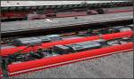 Über das Dach geblickt - 

Im Vergleich zum leuchtenden DB-Rot wirkt die Farbe des Railjets recht stumpf. 

Ulm Hauptbahnhof, 17.06.2012 (M)