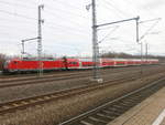 Ein Doppelstock-Wendeug mit einer neuen BR 147 (Traxx AC 3) wartet am Bahnhof Vaihingen (Enz) an der Schnelfahrstrecke Stuttgart Mannheim auf die Abfahrt als IRE ohne Zwischenhalt nach Stuttgart Hbf. Dank 160 Km/h dauert die Fahrt nur etwa eine Viertel Stunde. Da der Zug zuvor aus Stuttgart gekommen ist und hier wendet, steht er auf dem falschen Richtungsgleis.