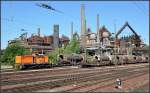 Kleine Lok vor großer Hütte -     Rangierfahrten am Bahnhof in Völklingen.