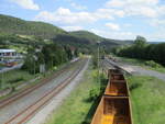 Der Bahnhof Walldorf/Werra(Strecke Meiningen-Eisenach),Richtung Osten,am 29.Mai 2020,von einer Fussgängerbrücke aus.