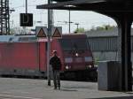 Warten auf die Einfahrt (des Rhein-Haardt-Express auf Gleis 5 in Wanne-Eickel Hbf.