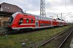 445 010-5 wartet am 1.12.2017 als S1 von Warnemünde nach Rostock Hauptbahnhof im Startbahnhof auf Abfahrt.