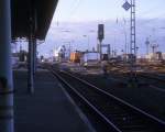 Warnemnde DR am 27. Mrz 1991: Blick vom Bahnhof auf den Fhrhafen. Im Fhrbett liegt eine dnische DSB-Eisenbahnfhre. 