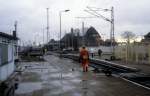 Warnemnde DR: Blick vom Fhrhafen auf den Warnemnder Bahnhof am 14. November 1992.