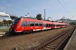 442 843-9 verlässt am 27.8.2016 als S1 nach Rostock Hauptbahnhof den Bahnhof von Warnemünde.