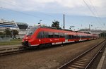 442 857-9 verlässt am 28.8.2016 als S1 nach Rostock Hauptbahnhof den Bahnhof von Warnemünde.