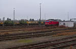 233 525 und ein Militärzug am 11.01.2018 im Bahnhof Weiden. Von einem angrenzenden öffentlichen Parkplatz aufgenommen