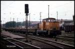 106821 am 7.6.1991 um 14.06 Uhr im Bahnhof Weimar im Gleisbaueinsatz.