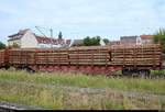 Blick auf einen mit Holz beladenen Flachwagen der Gattung  Rmms  (37 80 3621 105-1 D-DB) der DB, der in einem Holzzug mit 246 011-1 (246 049-2)  Wir können mehr als nur Dampf machen!  der Eisenbahn-Bau- und Betriebsgesellschaft Pressnitztalbahn mbH (PRESS) eingereiht ist und den Bahnhof Weißenfels Richtung Naumburg (Saale) verlässt.
[16.6.2018 | 10:38 Uhr]