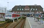 628 507 am 08.06.2022 vor dem 1927 fertiggestellten, seit 1986 unter Denkmalschutz stehenden Bahnhofsgebäude von Westerland