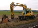 Zweiwegebagger mit Schnellwechselplatte und Zweischalengreifern.
28.09.09 18:30 Wiesau-Schnfeld Richtung Pechbrunn