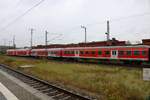 Etliche n- und Doppelstockwagen von DB Regio und der Südostbayernbahn sind vor dem AW Wittenberge abgestellt. Aufgenommen von Bahnsteig 5 des Bahnhofs Wittenberge. [7.10.2017 | 14:09 Uhr]