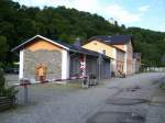 Der Gterschuppen und das Empfangsgebude im ehmligen Schmalspur-Personenbahnhof von Wolkenstein zeigen dich top restauriert. (20.07.08)