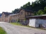 Verwaltungs- und Empfangsgebude der ehemaligen Pressnitztalbahn, rechts im Bild ist das Wasserhaus mit Lokschuppen.