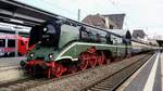 18 201 mit dem Rheingold Sonderzug  DPE 20164 nach Köln Nippes in Worms Hbf. Am Zugende schob die Br 110 278-9. Aufgenommen am 16. Juni 2018.