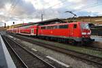 111 212-7 steht am 13.11.2018 mit dem RE19069 nach Stuttgart Hauptbahnhof im Würzburger Hauptbahnhof bereit. 