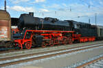 Das Bayerische Eisenbahnmuseum (BEM) Nördlingen hat seine, seit 2016 weitgehend aufgearbeitete, Güterzugdampflok 50 4073 nach Meiningen ins DB-Dampflokwerk (DLW) überführt. Mit einer maximal erlaubten Höchstgeschwindigkeit von nur 30 km/h schlich der Überführungszug, angeführt von V100 2100 mit einem Begleitwagen (Dm 55 80 90-33 003-3 D-BYB) für die Mannschaft und einem Schiebewandwagen mit Bauteilen für das Dampfross, durch die Nacht nach Würzburg-Zell. 31.05.2022 