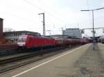 Hier wartet 186 340-6 mit einem Güterzug auf die Durchfahrt im Würzburger Hbf.
