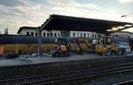 Wegen Bauarbeiten sieht man an einem Bahnsteig von Würzburg mehr Baufahrzeuge als Fahrgäste und Züge.