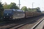 185 547-7 der MRCE fuhr am 19.09.2009 mit einem Holzzug am Haken durch den Wunstorfer Bahnhof in Richtung Seelze.