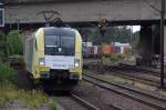 Mit einem Containerzug kommt die ES 64 U2 - 013 in den Bahnhof Wunstorf am 22.