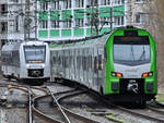 Der Triebzug 3429 023 bei der Abfahrt vom und VT 12 12 04 bei der Ankunft am Hauptbahnhof Wuppertal. (Februar 2021)
