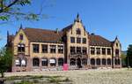 Freiburg, Verwaltungsgebäude des ehemaligen Güterbahnhofs, der Güterbahnhof wurde 1901-05 erbaut und war bis 1980 in Betrieb, nach Umbauten heute genutzt von Unternehmen und Geschäften, Mai 2017