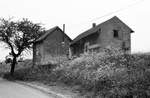 Am 16.06.1984 entdeckte ich durch Zufall diese Gebäude des ehemaligen Haltepunktes Schullwitz-Eschdorf an der stillgelegten Strecke Dürröhrsdorf - Weissig-Bühlau (KBS 394).