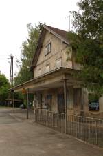 Bahnhof Gersthofen, Gleisseite, Bahnhof ist jetzt im Besitz der Stadt Gersthofen. Offen ist, ob er renoviert oder abgerissen wird. 15.08.2012