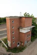 Das Gebäude mit dem Bedienplatz für die ersten Gleisbremsen des Ablaufberges war einst bedeutend für den Betrieb im Halleschen Güterbahnhof.